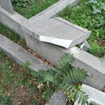 İBB - İstanbul Büyükşehir Belediyesi Mezarlıktaki Mezar Taşları Kırılıyor