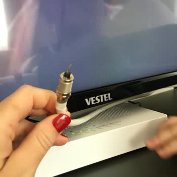 Vestel 55 Smart TV'nin LNB Girişi Nedensiz Yere Kırıldı