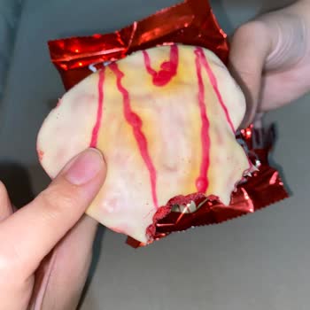 Şok Marketler Örümcek Ağlı Ve Sararmış Red Love Peki Keki