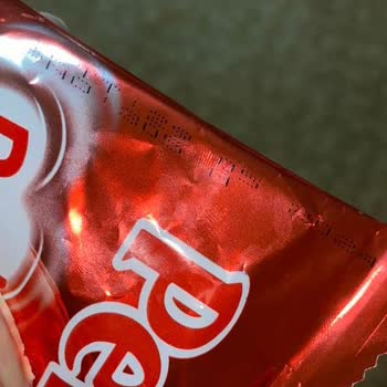 Şok Marketler Örümcek Ağlı Ve Sararmış Red Love Peki Keki