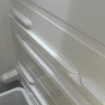 Samsung Rsa1stsl Dolap İçi Çatlaklar Büyüyor