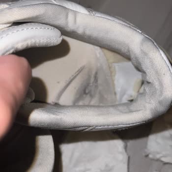 Bershka Marka Spor Ayakkabısının Tabanı Çöktü