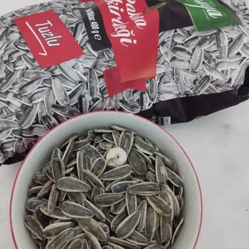 Çerezya Çekirdek Paketinin İçinden Çıkan Salyangoz