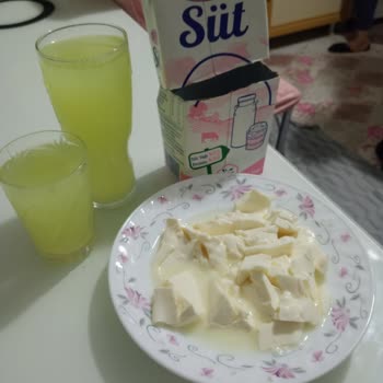 BİM Süt Bozuk Ve Peynir Halinde Kesilmiş