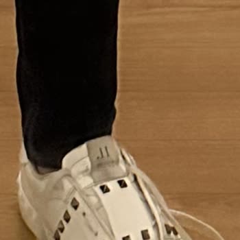 Levent Lostra Ayakkabı Sağ Çiftinde Sol Ön Kısmında 2 Parmak Boşluğunda Dikiş Açılma