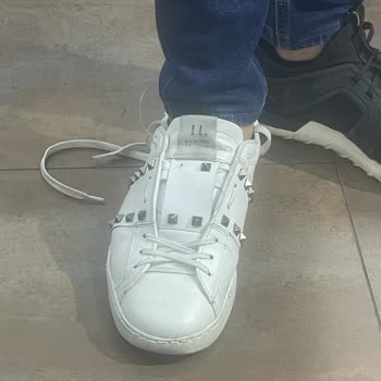 Levent Lostra Ayakkabı Sağ Çiftinde Sol Ön Kısmında 2 Parmak Boşluğunda Dikiş Açılma