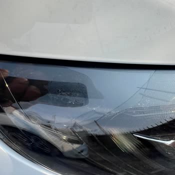 Renault Megane 4 Ön Farların Soyulması