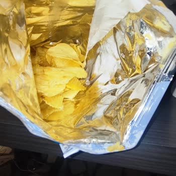 Ruffles Cips Paketinin Açılış Kısmında Yağ Birikintisi