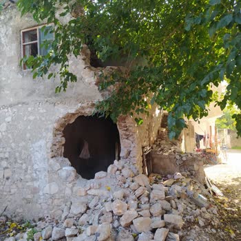 Çevre, Şehircilik Ve İklim Değişikliği Bakanlığı Ağır Hasarlı Bina Yıkımı