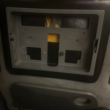 Yeni Diyarbakır Seyahat Otobüs, Kirli, Eski, Kırık Ve Koltuk Arkası Ekran Yok Ve Daha Nicesi