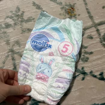 Molfix Bebek Bezi İçinde Sert Parçalar Var