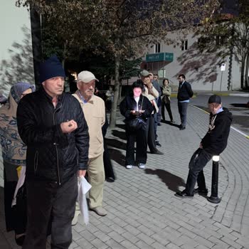 Kartal Dr. Lütfi Kırdar Şehir Hastanesi Onkoloji Bölümü Poliklinik Önünde Bekleme Sorunu