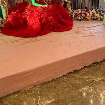 Ayşe Sayan Organizasyon Eksik Konsept Ve Özensiz Sahne Kumaşı