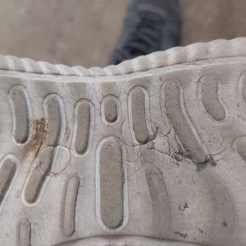 Hummel Ayakkabı 2 Ayda Parçalandı