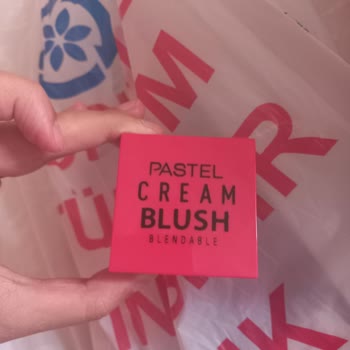 Pastel Kozmetik Pastel Markasının Pastel Cream Blush'ında Parmak İzi Ve Lekeler Var
