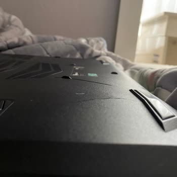 Monster Notebook Bilgisayarımın Arka Kısmında Şişlik Ve Çatlama Meydana Geldi