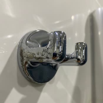 Vitra Banyo Bataryası Şampuanlık Ve Havluluk Paslandı