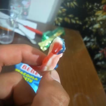 Bebeto Diş Şeklindeki Jelibonun İçine Girmiş Poşet