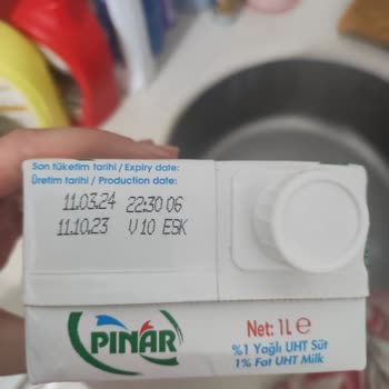 Pınar Et ve Süt Yarım Yağlı Sütün İçinde Bulunan Sinekler