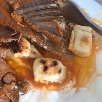 Usta Dönerci İskenderin Buzunun Çözülmemesi Ve Ekmeklerin İşlem Görmeden Doğranması