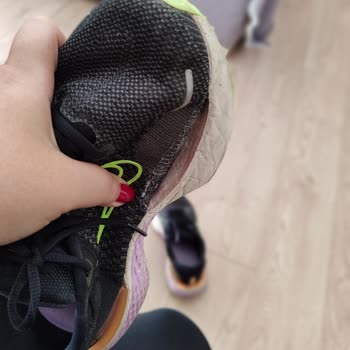 Nike Zoomx Invincible Run Kısa Sürede Altı Açıldı Ve Tabanı Döküldü