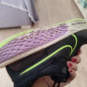 Nike Zoomx Invincible Run Kısa Sürede Altı Açıldı Ve Tabanı Döküldü