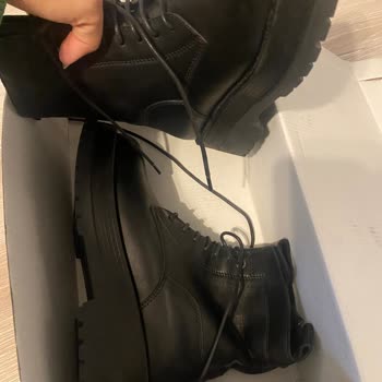 Nine West Kötü Paketlenmiş Bot Koydukları Kutuya Sığmadığından Ezilmiş