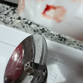 Gülsan Tencere Çapaklar Jilet Gibi Elimizi Kesti.