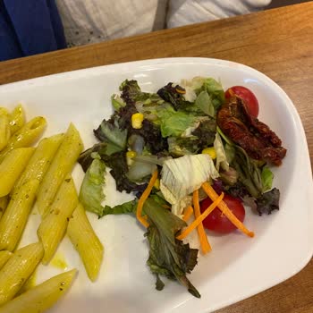 Tavuk Dünyası Kötü Tabak Ve Salata