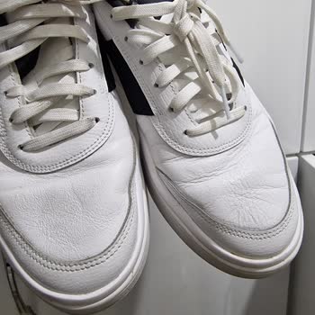 Cracks Appeared in Adidas Shoes Purchased from Boyner