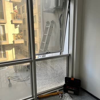 Airfel Servis Bina Camını Kırdı