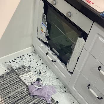 Simfer Fırın Camı Patladı