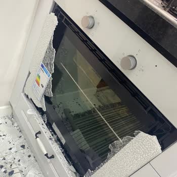 Simfer Fırın Camı Patladı