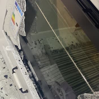 Simfer Fırın Camı Patladı