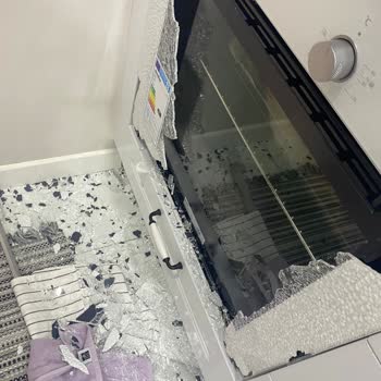 Simfer Fırın Camı Patladı