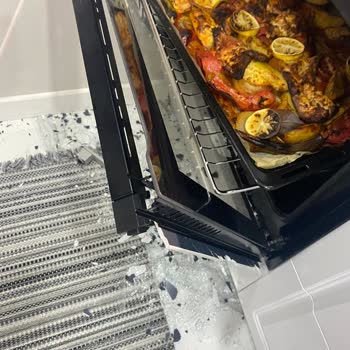 Simfer Fırın Camı Patladı