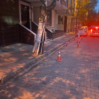 İBB - İstanbul Büyükşehir Belediyesi Sokağı Park Yeri Gibi Duba Koyarak Kapatma
