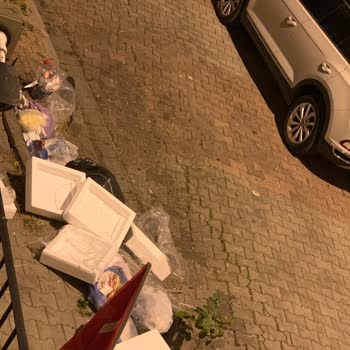 Kağıthane Belediyesi Balkonumun Altına Atılan Çöp