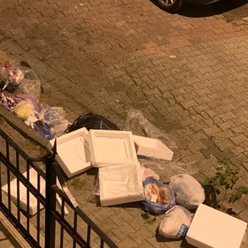 Kağıthane Belediyesi Balkonumun Altına Atılan Çöp
