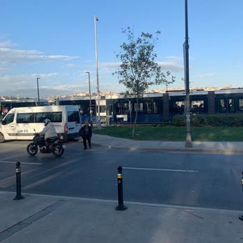 Fatih Belediyesi Balat Tramvay İstasyonu Önündeki Yaya Geçidi Eksikliği
