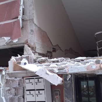 Çevre, Şehircilik Ve İklim Değişikliği Bakanlığı Ağır Hasarlı Bina Çok Tehlikeli Ve Halen Yıkılmıyor