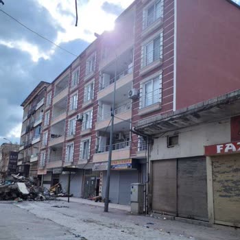 Çevre, Şehircilik Ve İklim Değişikliği Bakanlığı Ağır Hasarlı Bina Çok Tehlikeli Ve Halen Yıkılmıyor