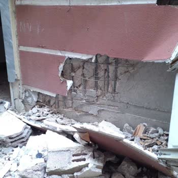 Çevre, Şehircilik Ve İklim Değişikliği Bakanlığı Ağır Hasarlı Bina Çok Tehlikeli Ve Halen Yıkılmıyor