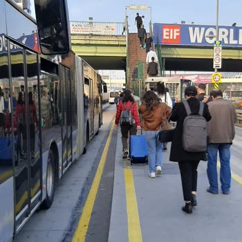 Metrobüs Yenibosna Durağındaki Ölümcül Tehlike!