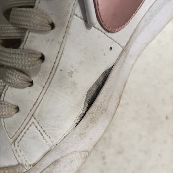 Nike Ayakkabımın Kenarları Açıldı