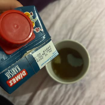 Dimes Karışık Meyve Suyunun İçinden Çıkan Küf