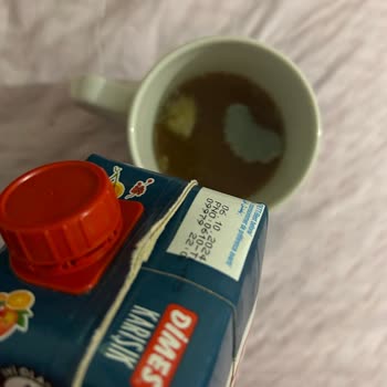 Dimes Karışık Meyve Suyunun İçinden Çıkan Küf