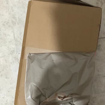 Penti Kargo Kutusu Kırık, İçindeki Ürünler Kolaylıkla Görülüyor