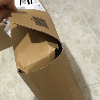 Penti Kargo Kutusu Kırık, İçindeki Ürünler Kolaylıkla Görülüyor