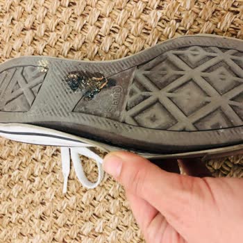 Teki Kendi Kendine Parçalanan Converse